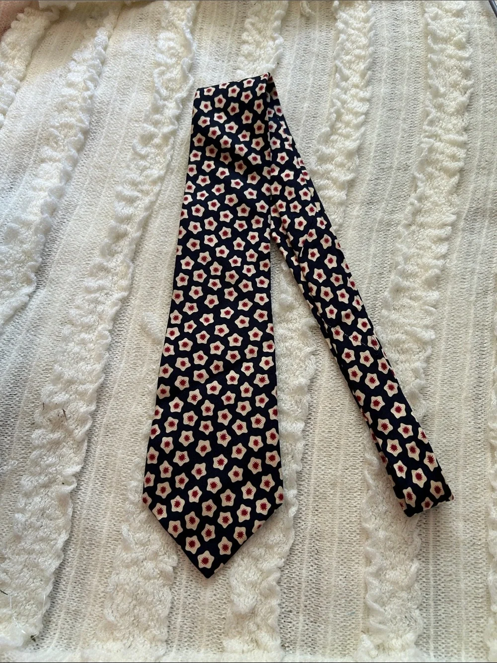 💐 10 for $50 J. Crew Navy Tie with Cream and Red Floral Motif